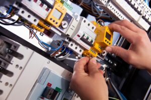 Quelles sont les étapes pour devenir électricien indépendant ?