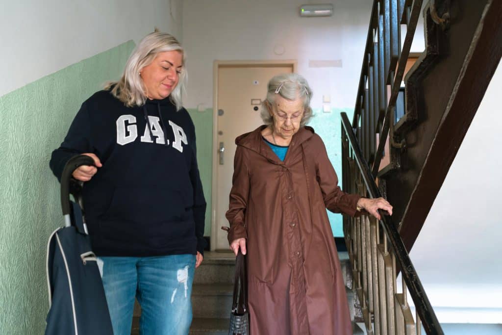 Devenir aide à domicile à son compte : comment faire ?