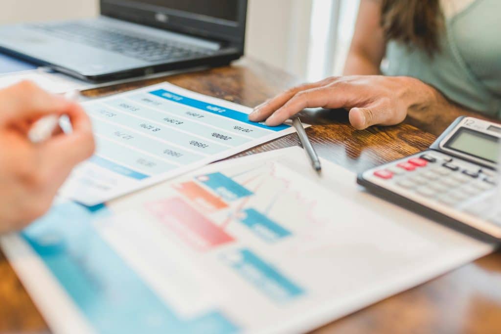 Devenir consultant en finance : rôle et statut juridique