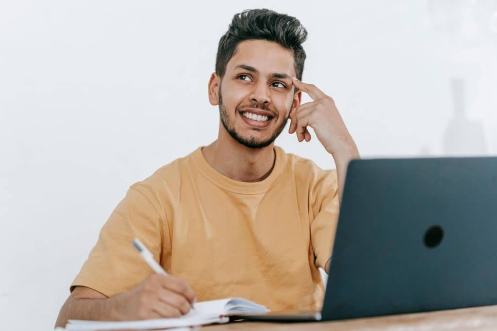 Comment créer son entreprise en étant salarié en 2025 ?